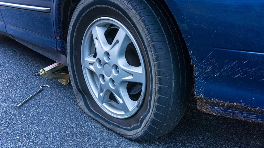 Cách khắc phục khi xe oto gặp sự cố thủng lốp